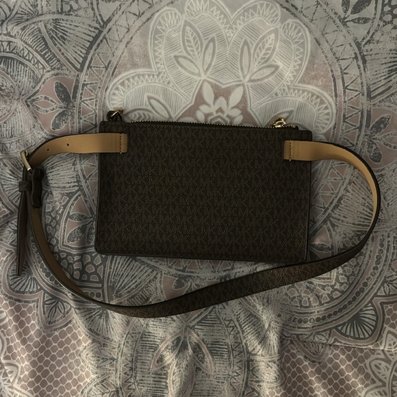 Michael Kors Belt Bag with attached chain link zipper - Picture 2 of 3